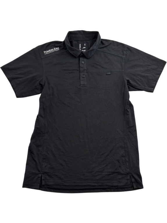ARC'TERYX ΜΠΛΟΥΖΑ POLO ΠΑΝΩ ΣΤΟΝ ΩΜΟ LOGO ΜΑΥΡΗ UNISEX M