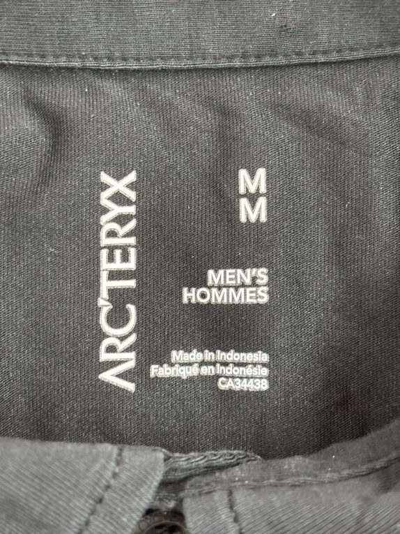 ARC'TERYX ΜΠΛΟΥΖΑ POLO ΠΑΝΩ ΣΤΟΝ ΩΜΟ LOGO ΜΑΥΡΗ UNISEX M
