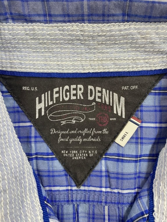 HILFIGER DENIM ΚΟΝΤΟΜΑΝΙΚΟ ΠΟΥΚΑΜΙΣΟ VINTAGE STYLE ΜΕ ΚΕΝΤΗΜΕΝΟ ΛΟΓΟΤΥΠΟ ΜΠΛΕ ΚΑΡΟ ΑΝΔΡΙΚΟ SMALL