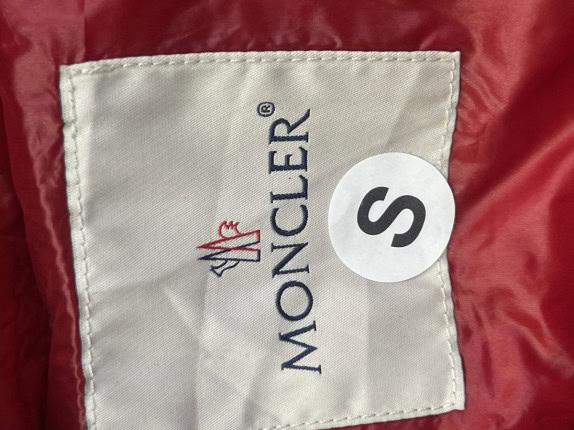MONCLER ΑΜΑΝΙΚΟ ΜΠΟΥΦΑΝ ΜΕ ΚΑΠΙΤΟΝΕ ΚΟΚΚΙΝΟ ΑΝΤΡΙΚΟ PRE OWNED S