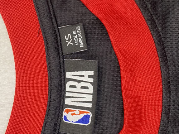 NBA SLEEVELESS TOP GRAPHIC RED BLACK MENS PRE OWNED XS