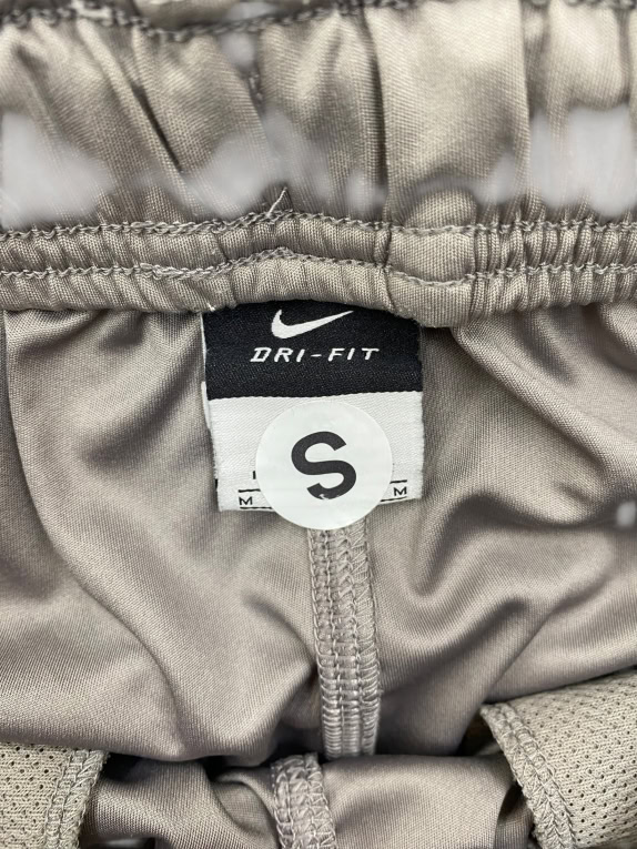 NIKE ΑΘΛΗΤΙΚΗ ΒΕΡΜΟΥΔΑ DRI-FIT ΜΕ ΓΕΩΜΕΤΡΙΚΟ ΣΧΕΔΙΟ ΓΚΡΙ/ΜΑΥΡΟ ΑΝΔΡΙΚΗ S