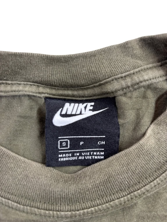 NIKE T-SHIRT ΜΕ ΚΕΝΤΗΜΕΝΟ LOGO ΧΑΚΙ UNISEX S
