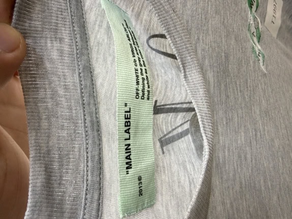 OFF-WHITE T-SHIRT CASUAL ΜΕ ΛΟΓΟΤΥΠΟ ΚΑΙ