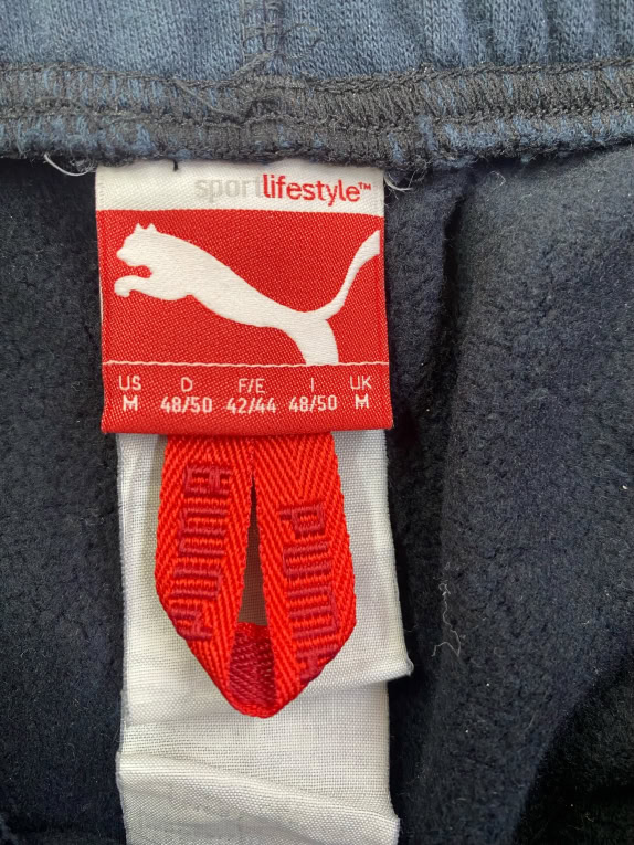 PUMA ΠΑΝΤΕΛΟΝΙ ΦΟΡΜΑΣ CASUAL ΜΕ ΚΕΝΤΗΜΕΝΟ ΛΟΓΟΤΥΠΟ ΜΠΛΕ ΣΚΟΥΡΟ UNISEX M