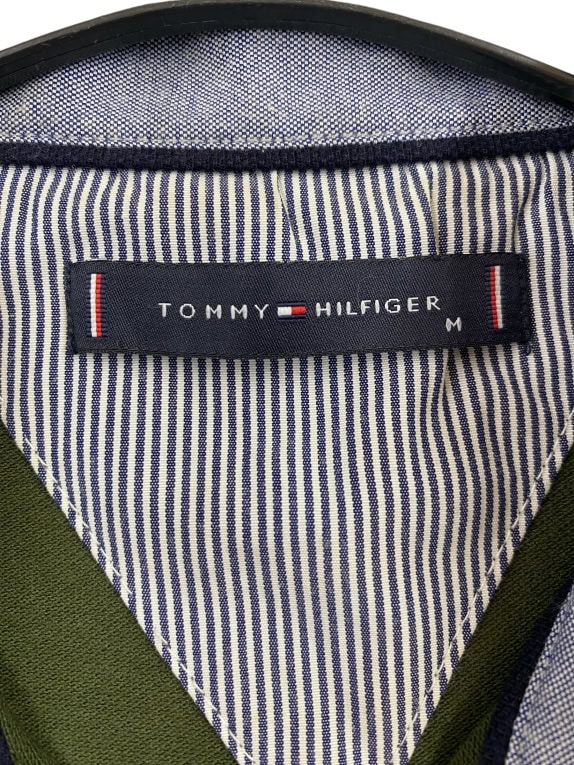 TOMMY HILFIGER POLO ΜΠΛΟΥΖΑ ΜΕ ΛΟΓΟΤΥΠΟ ΧΑΚΙ ΑΝΔΡΙΚΗ M