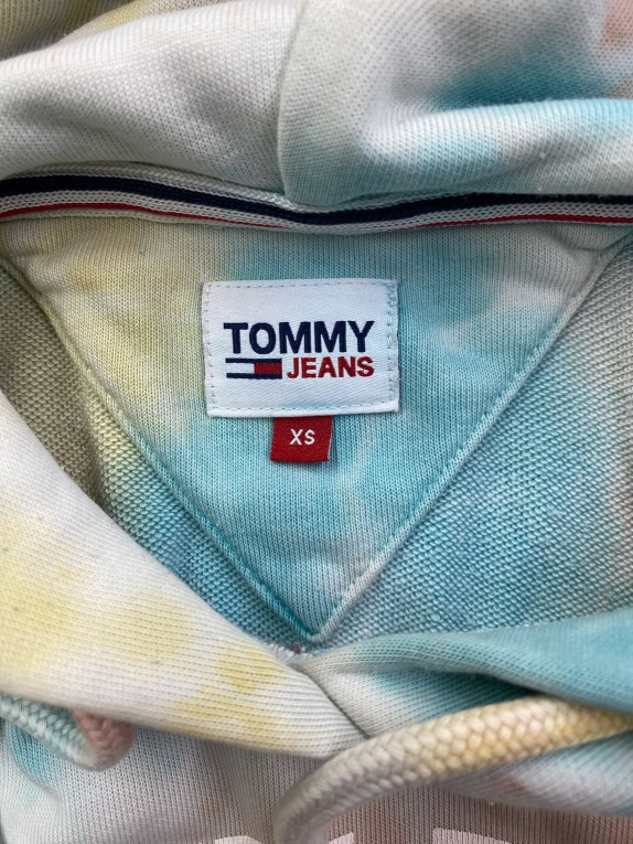 TOMMY JEANS ΦΟΥΤΕΡ ΜΕ ΚΟΥΚΟΥΛΑ RETRO TIE-DYE LOGO MULTICOLOR ΓΥΝΑΙΚΕΙΟ