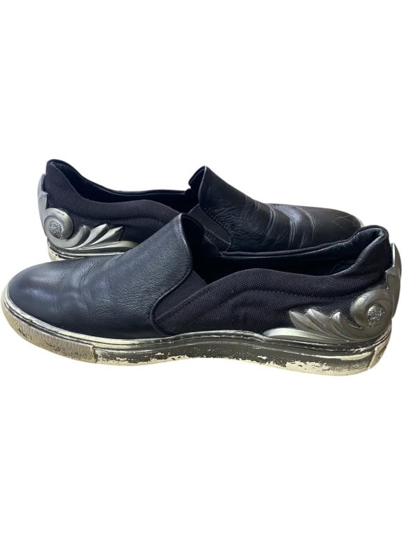 VERSACE COLLECTION ΣΚΑΡΠΙΝΙΑ SLIP-ON ΜΕ LOGO ΛΕΠΤΟΜΕΡΕΙΑ ΜΑΥΡΑ UNISEX