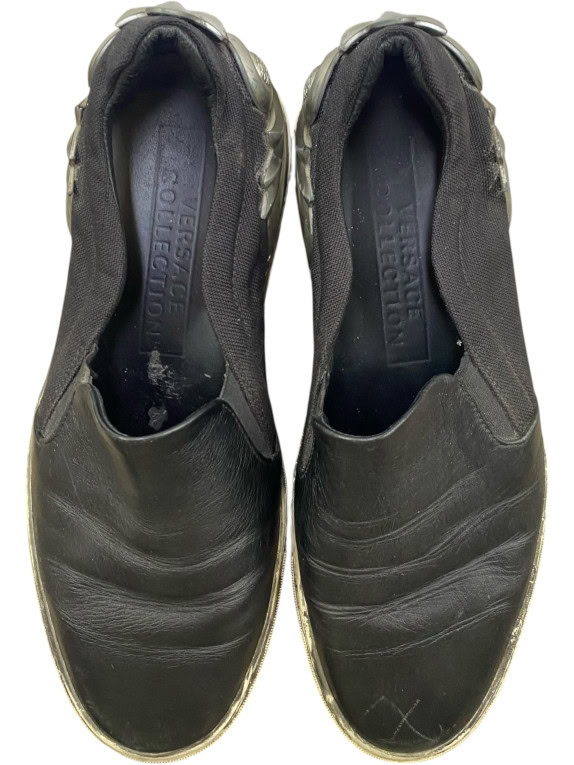 VERSACE COLLECTION ΣΚΑΡΠΙΝΙΑ SLIP-ON ΜΕ LOGO ΛΕΠΤΟΜΕΡΕΙΑ ΜΑΥΡΑ UNISEX