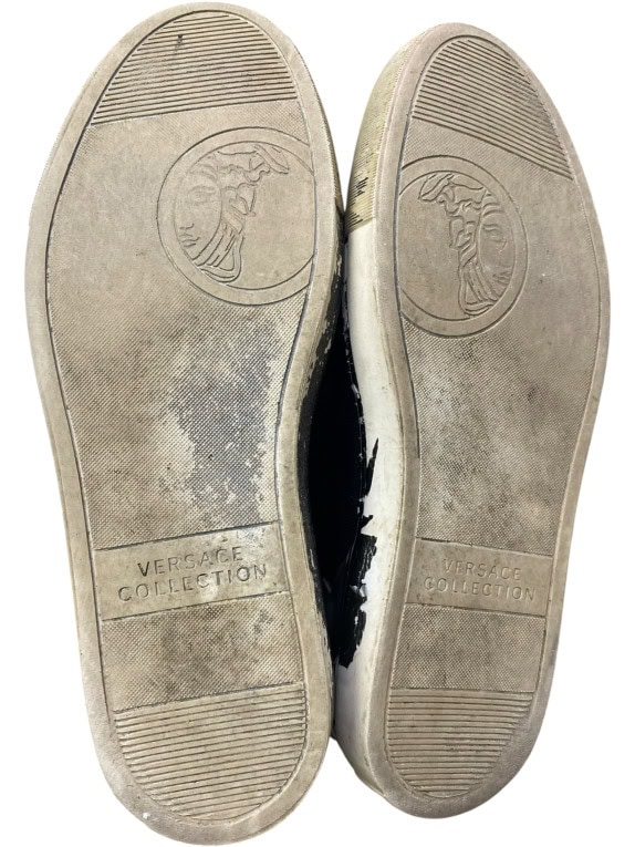 VERSACE COLLECTION ΣΚΑΡΠΙΝΙΑ SLIP-ON ΜΕ LOGO ΛΕΠΤΟΜΕΡΕΙΑ ΜΑΥΡΑ UNISEX