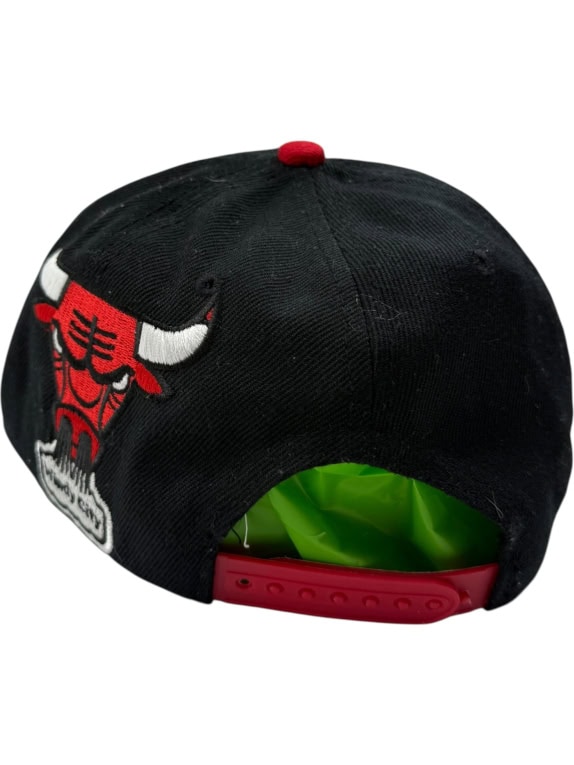 CAPPELLO SNAPBACK VINTAGE CHICAGO BULLS CON LOGO RICAMATO NERO/ROSSO DA UOMO TAGLIA UNICA