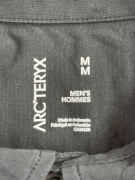 ARC'TERYX ΜΠΛΟΥΖΑ POLO ΠΑΝΩ ΣΤΟΝ ΩΜΟ LOGO ΜΑΥΡΗ UNISEX M