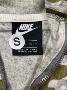 NIKE ΑΘΛΗΤΙΚΗ ΖΑΚΕΤΑ ΜΕ ΚΟΥΚΟΥΛΑ CAMO ΜΕ ΛΟΓΟΤΥΠΟ ΠΑΡΑΛΛΑΓΗΣ ΓΥΝΑΙΚΕΙΟ S