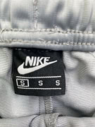 NIKE ΠΑΝΤΕΛΟΝΙ ΦΟΡΜΑΣ TRACK PANTS ΜΕ ΠΛΑΪΝΕΣ ΦΑΣΕΣ LOGO TAPE ΓΚΡΙ ΑΝΔΡΙΚΟ S