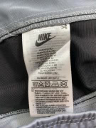 NIKE ΠΑΝΤΕΛΟΝΙ ΦΟΡΜΑΣ TRACK PANTS ΜΕ ΠΛΑΪΝΕΣ ΦΑΣΕΣ LOGO TAPE ΓΚΡΙ ΑΝΔΡΙΚΟ S