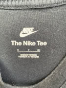 NIKE T-SHIRT BASIC ΜΕ ΚΕΝΤΗΤΟ ΛΟΓΟΤΥΠΟ SWOOSH ΜΑΥΡΟ UNISEX S