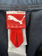 PUMA ΠΑΝΤΕΛΟΝΙ ΦΟΡΜΑΣ CASUAL ΜΕ ΚΕΝΤΗΜΕΝΟ ΛΟΓΟΤΥΠΟ ΜΠΛΕ ΣΚΟΥΡΟ UNISEX M