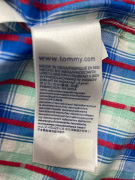 TOMMY HILFIGER ΚΟΝΤΟΜΑΝΙΚΟ ΠΟΥΚΑΜΙΣΟ CASUAL ΜΕ ΚΕΝΤΗΜΕΝΟ ΛΟΓΟΤΥΠΟ ΜΠΛΕ/ΠΡΑΣΙΝΟ ΚΑΡΟ ΑΝΔΡΙΚΟ MEDIUM