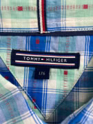 TOMMY HILFIGER ΚΟΝΤΟΜΑΝΙΚΟ ΠΟΥΚΑΜΙΣΟ CASUAL ΜΕ ΚΕΝΤΗΜΕΝΟ ΛΟΓΟΤΥΠΟ ΜΠΛΕ/ΠΡΑΣΙΝΟ ΚΑΡΟ ΑΝΔΡΙΚΟ MEDIUM