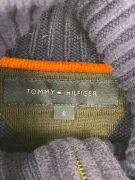TOMMY HILFIGER ΠΟΥΛΟΒΕΡ ΜΠΛΕ ΜΕ ΥΨΗΛΟ ΓΙΑΚΑ ΚΑΙ ΚΟΥΜΠΙΑ - S